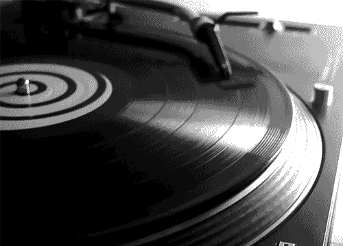 Toca-discos Audio-Technica girando um disco de vinil